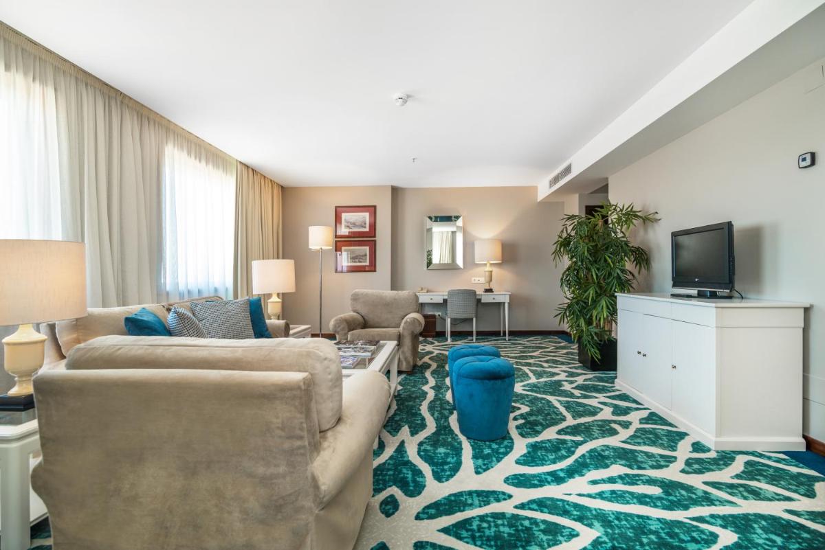 uma sala de estar com dois sofás e uma TV em Holiday Inn Porto Gaia by IHG em Vila Nova de Gaia