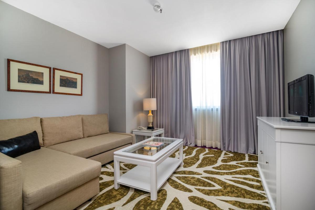 Uma televisão e/ou sistema de entretenimento em Holiday Inn Porto Gaia by IHG