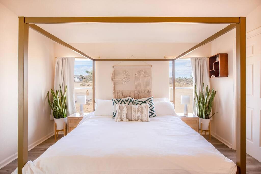 Hemingway House - Hot Tub Under The Desert Stars - Housity