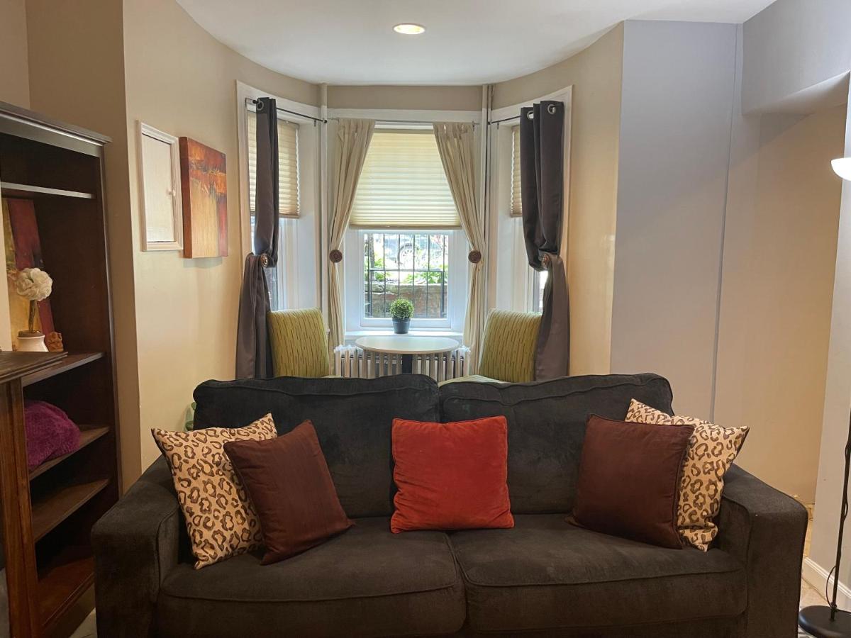 Central Victorian 1-Bed Getaway- National Mall - Housity