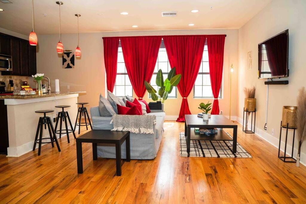 Gorgeous Apartment. Montrose / Downtown - Housity