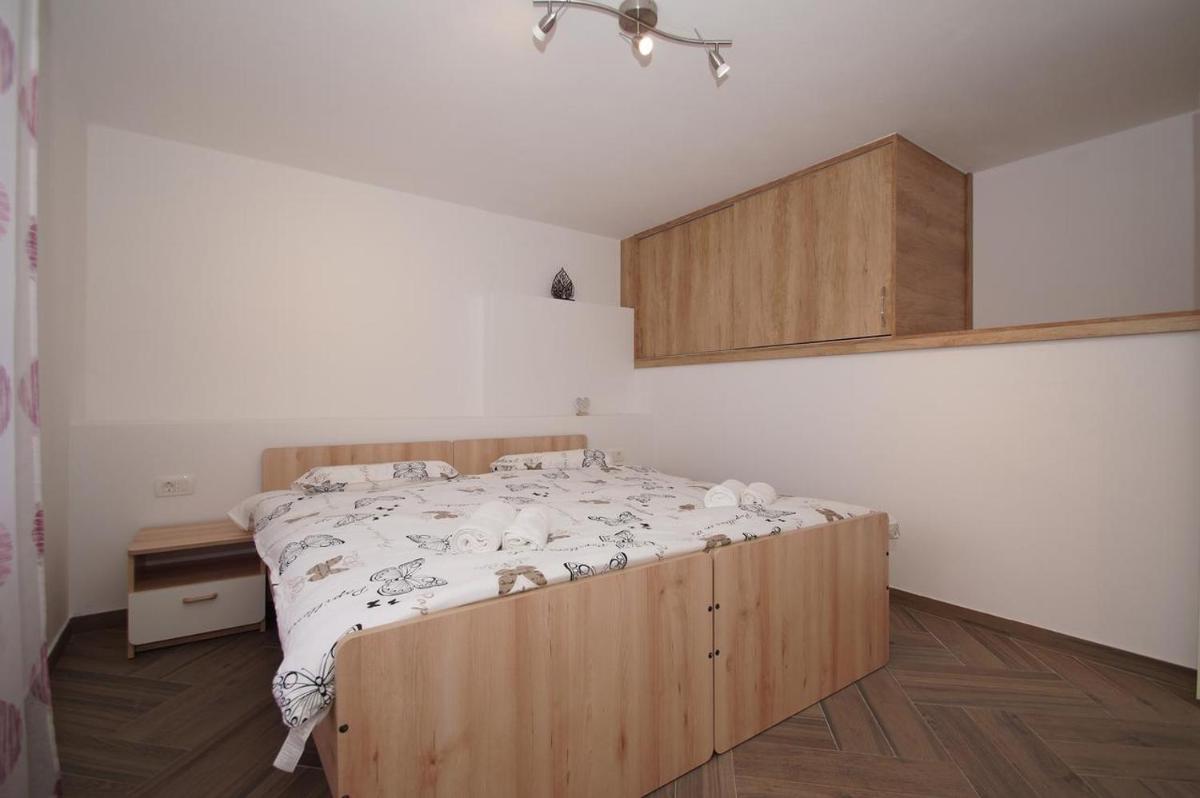 Apartments with parking space Zrnovo, Korcula - 16045 - Housity