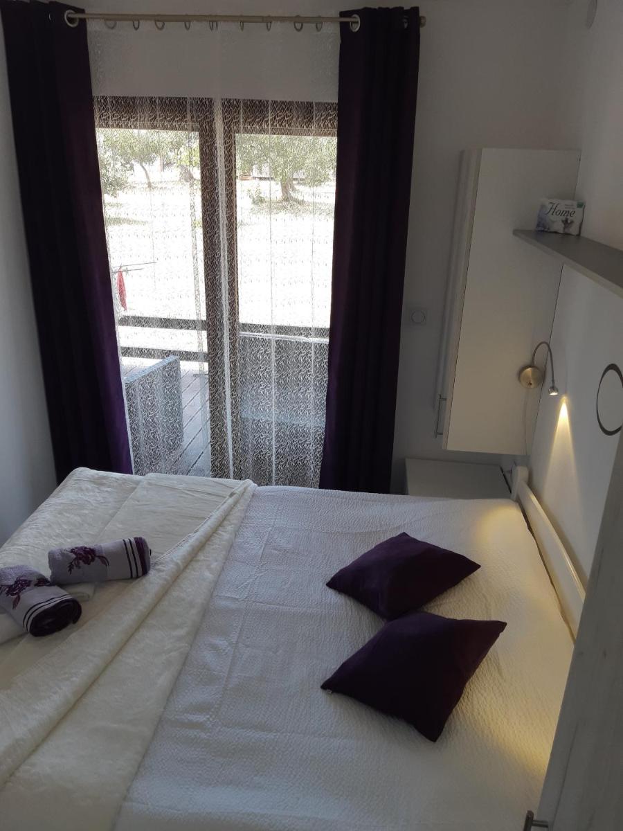 Apartments by the sea Pirovac, Sibenik - 16095 - Housity