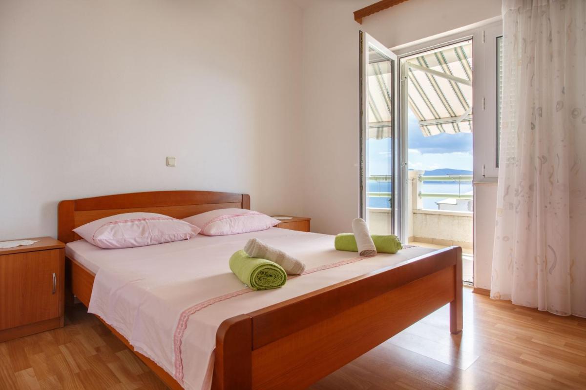 Apartments with parking space Nemira, Omis - 15727 - Housity