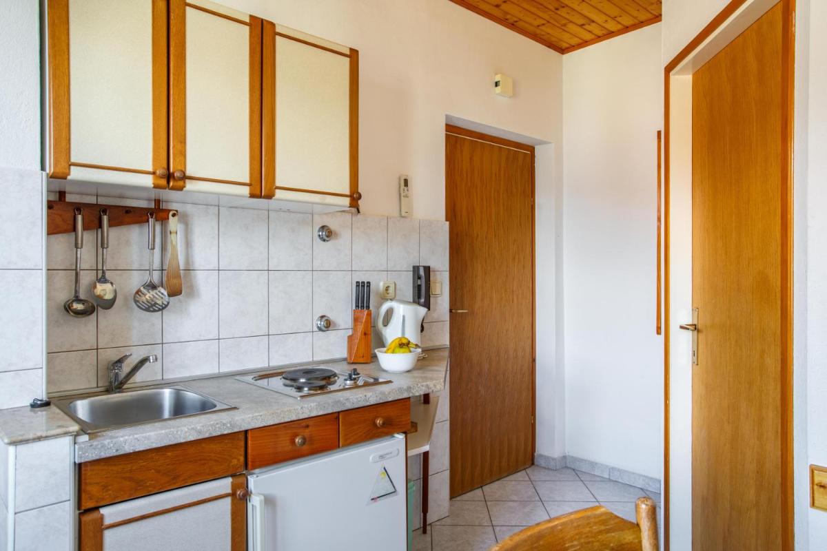 Apartments with parking space Nemira, Omis - 15727 - Housity