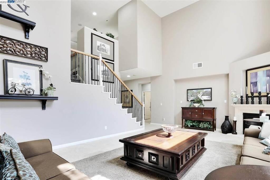 Cheerful Executive 4-bedroom residential home - Housity
