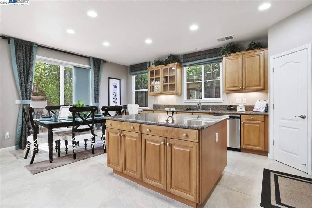 Cheerful Executive 4-bedroom residential home - Housity