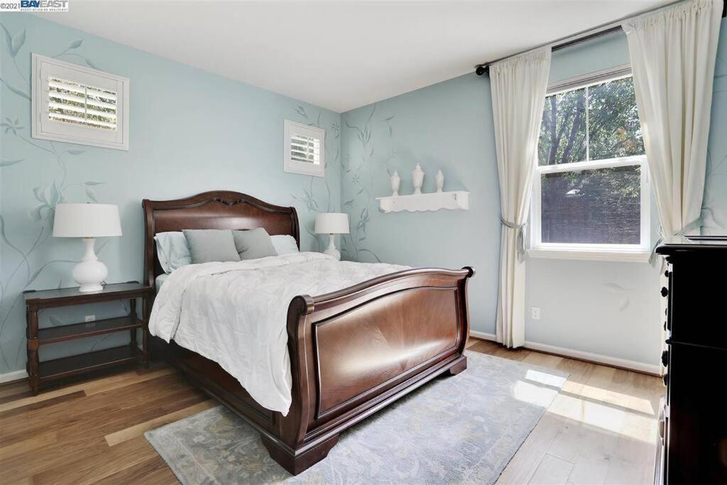 Cheerful Executive 4-bedroom residential home - Housity