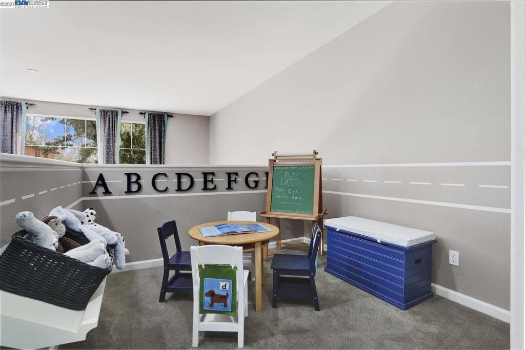 Cheerful Executive 4-bedroom residential home - Housity