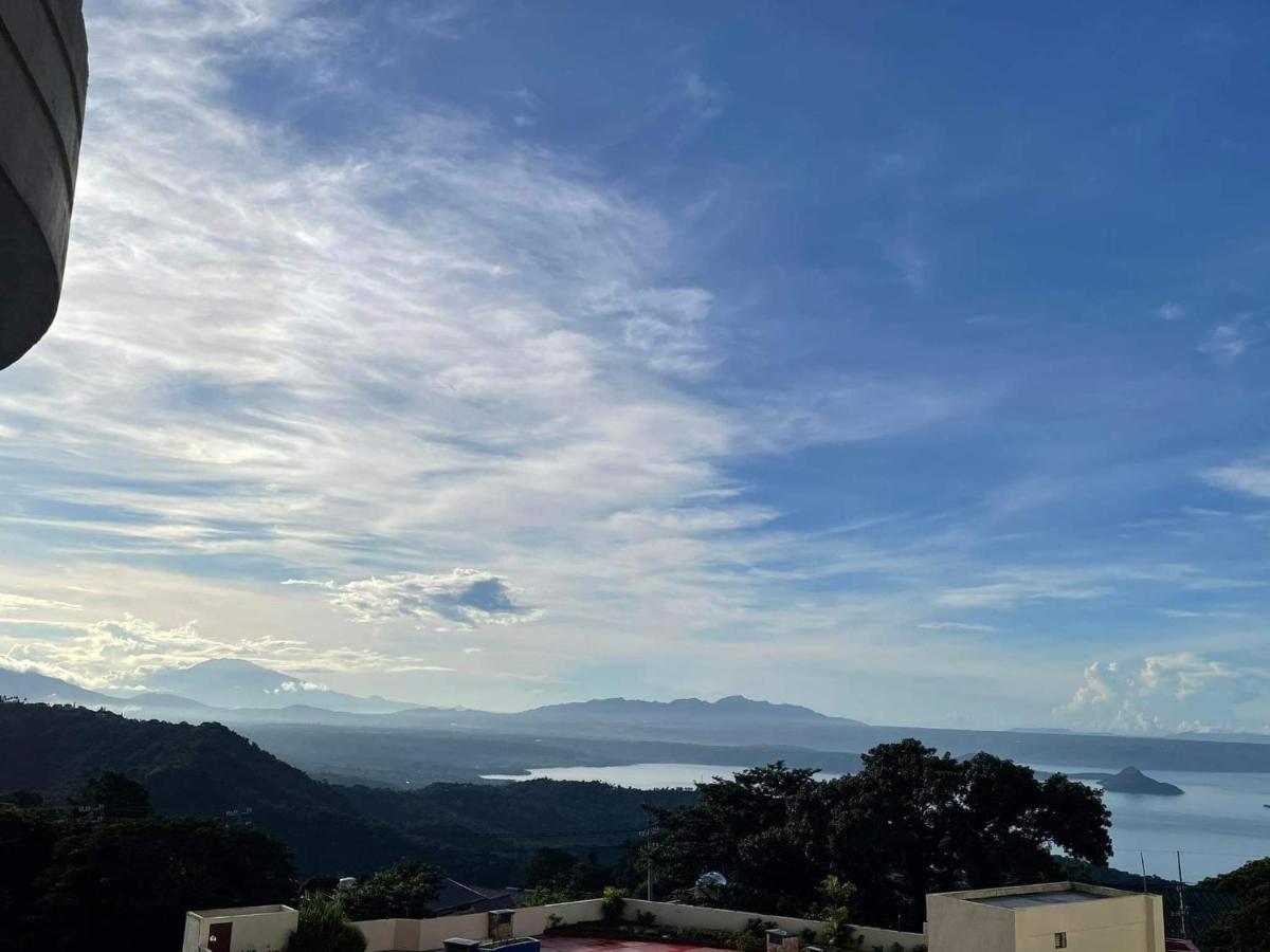 10th floor Partial Taal View-Free pool access - Housity