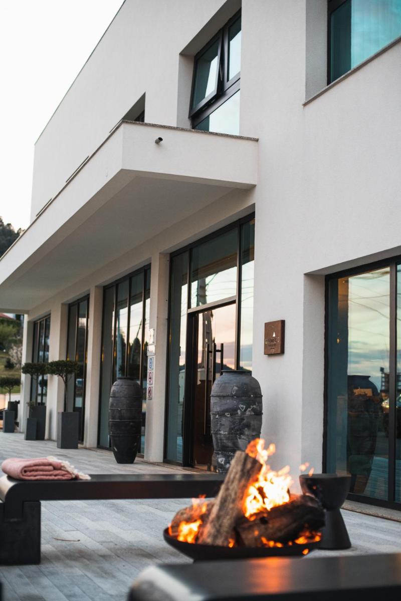uma fogueira em frente a um prédio em MW Douro Wine & Spa em Santa Marta de Penaguião