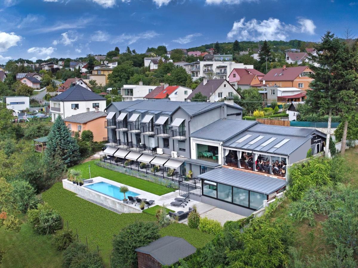 Restaurant & Pension u Hradu - Housity
