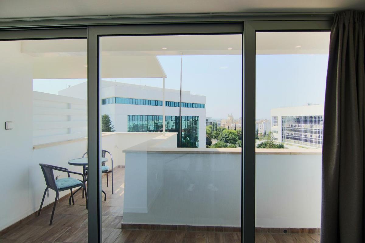 Phaedrus Living: Luxury Suite Nicosia 504 - Housity