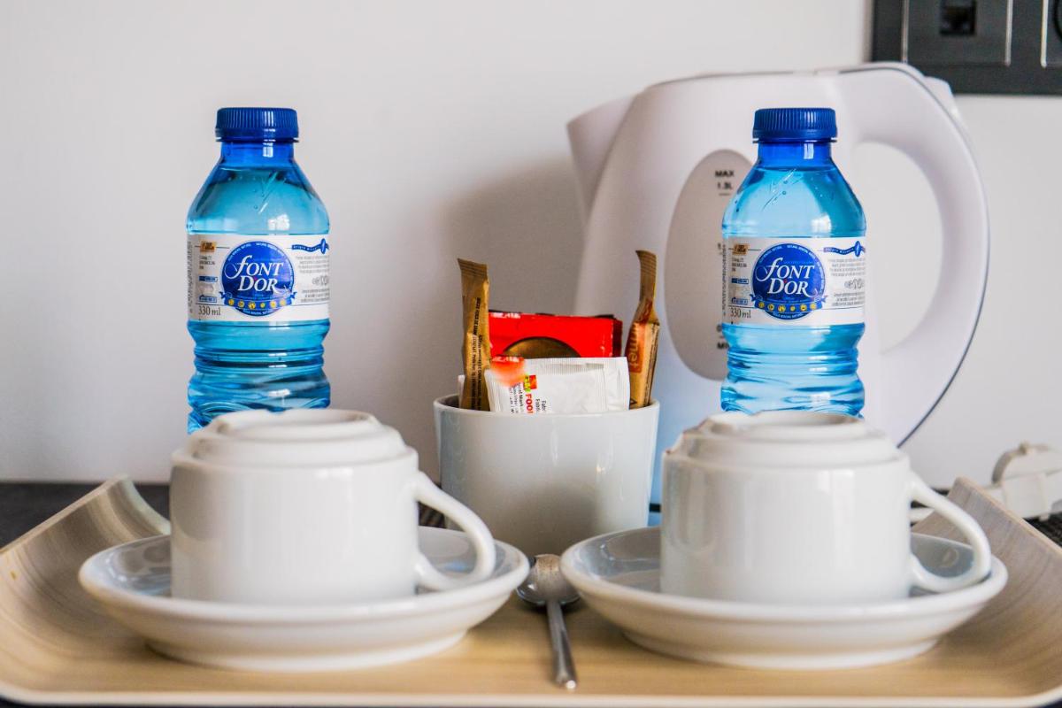 Utensilios para hacer té y café en Moon Hotel & SPA.