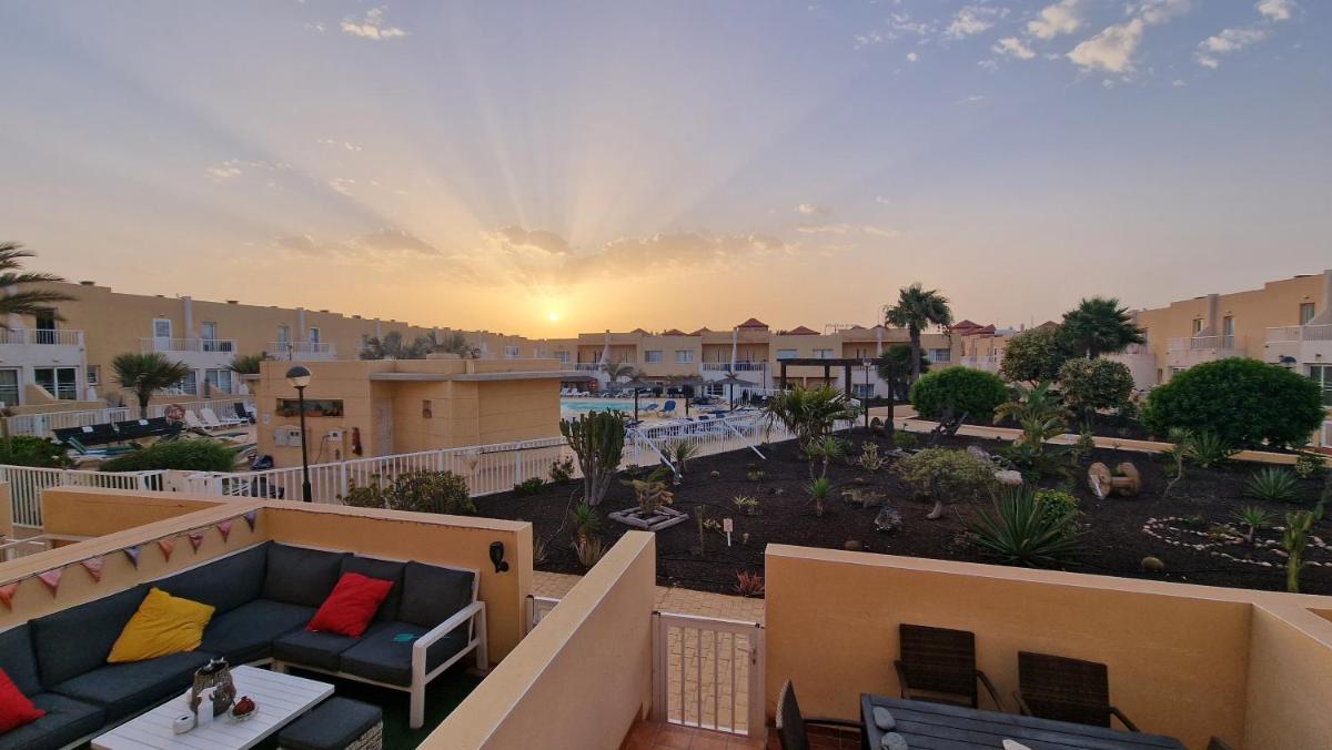 Modern 3 bedroom house with large pool and fast internet, 100ft from the sea - sleeps 6 - Housity