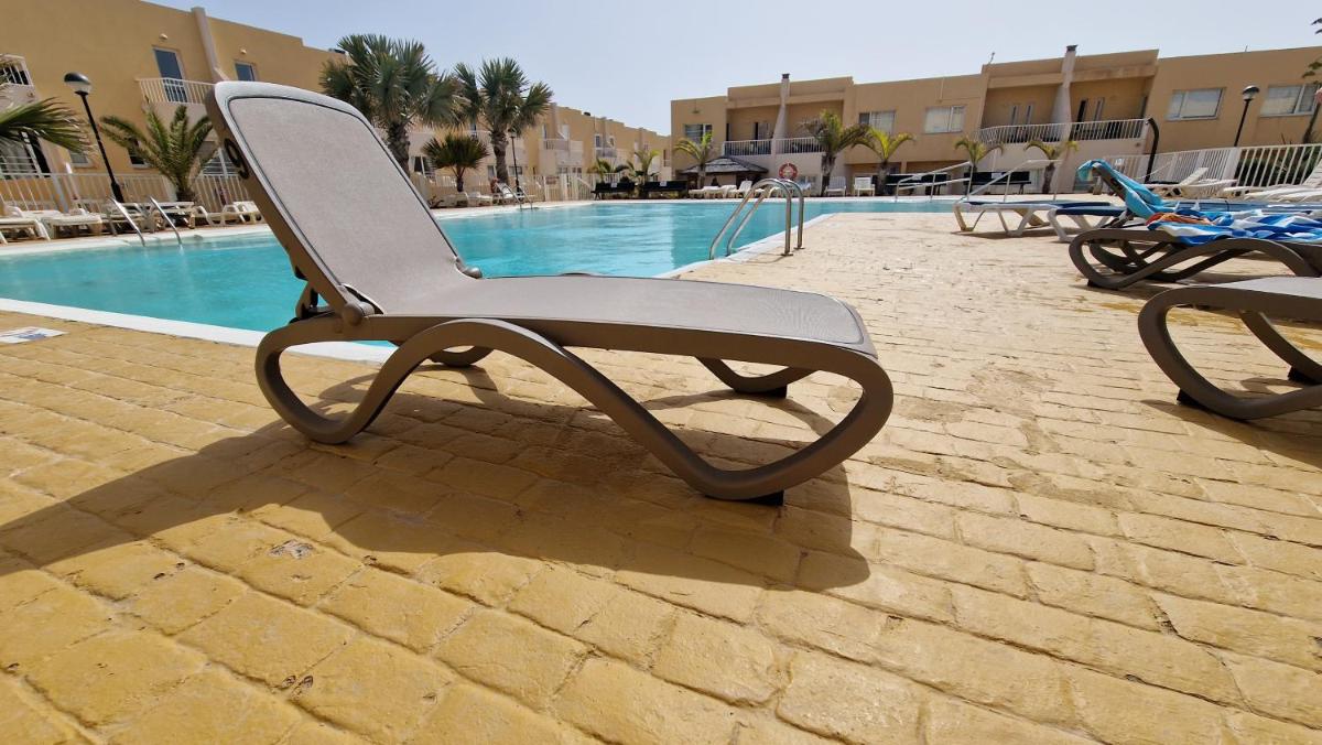 Modern 3 bedroom house with large pool and fast internet, 100ft from the sea - sleeps 6 - Housity