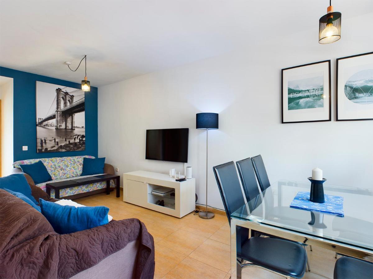 Modern 3 bedroom house with large pool and fast internet, 100ft from the sea - sleeps 6 - Housity