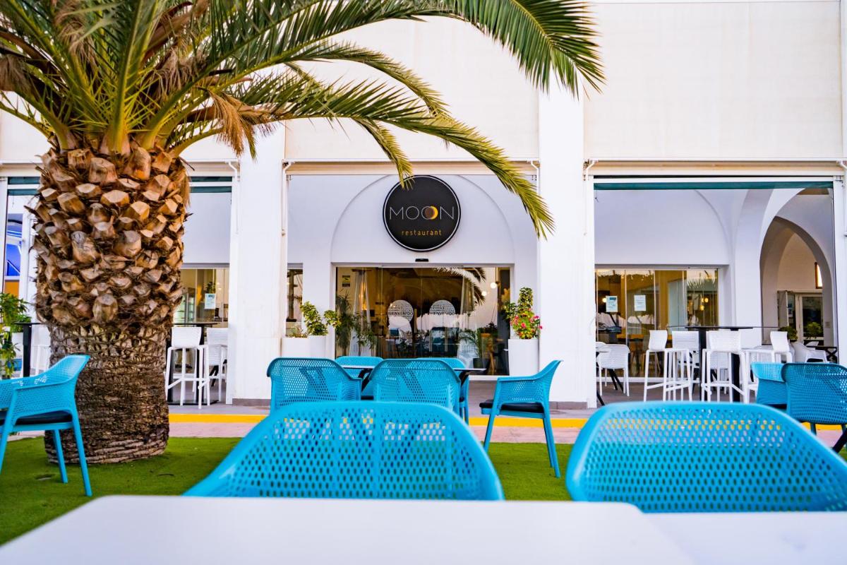 Un restaurante o sitio para comer en Moon Hotel & SPA.