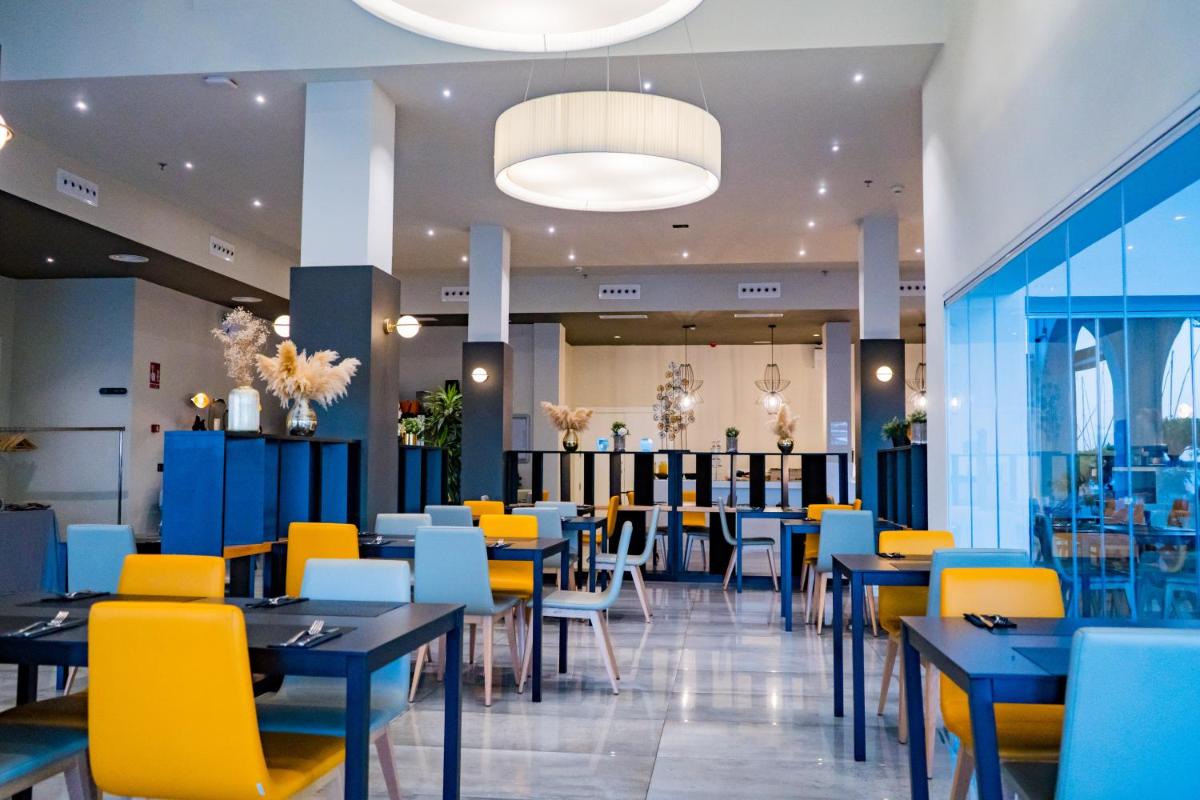 Un restaurante o sitio para comer en Moon Hotel & SPA.