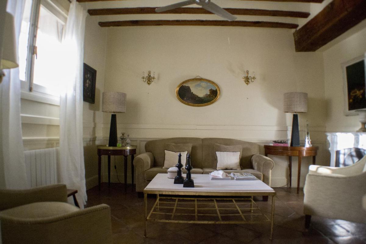 Una televisión o centro de entretenimiento en Hotel Spa Salinas de Imón