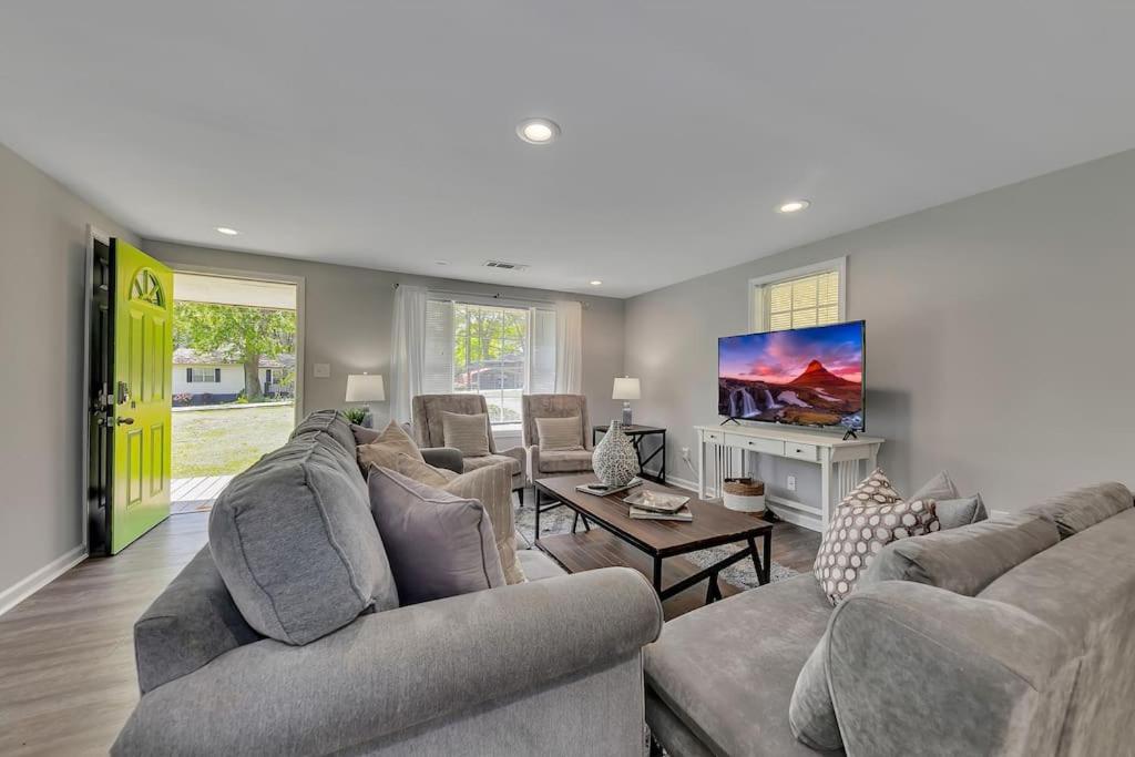 Good Karma Rentals - Newly refreshed! Norcross Home - Peaceful & Convenient 4m To I-85 - Housity