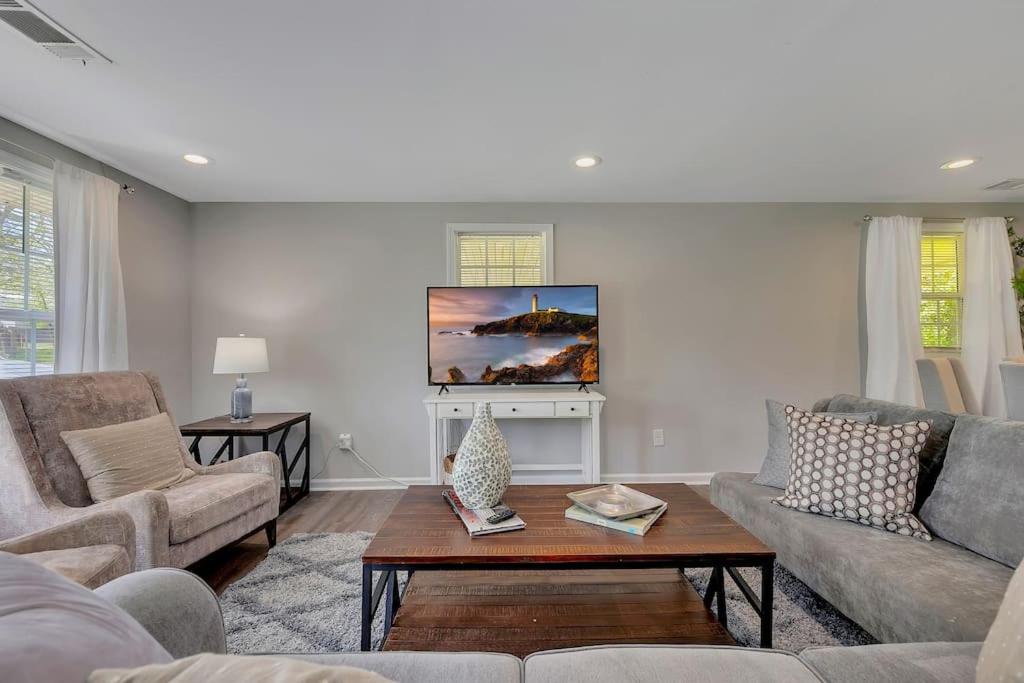 Good Karma Rentals - Newly refreshed! Norcross Home - Peaceful & Convenient 4m To I-85 - Housity