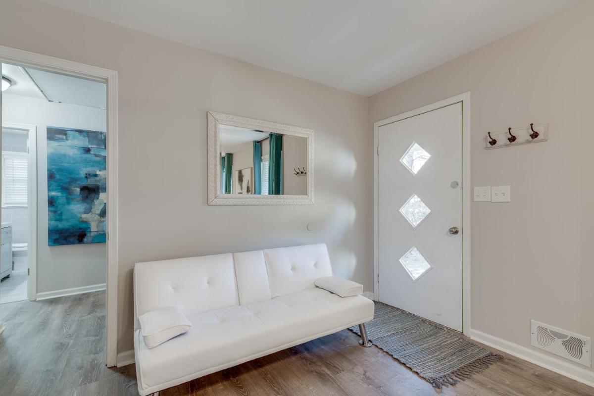 GoodKarma Rentals Stunning Home in Austell Newly Updated Best location Very close to Six Flags - Housity
