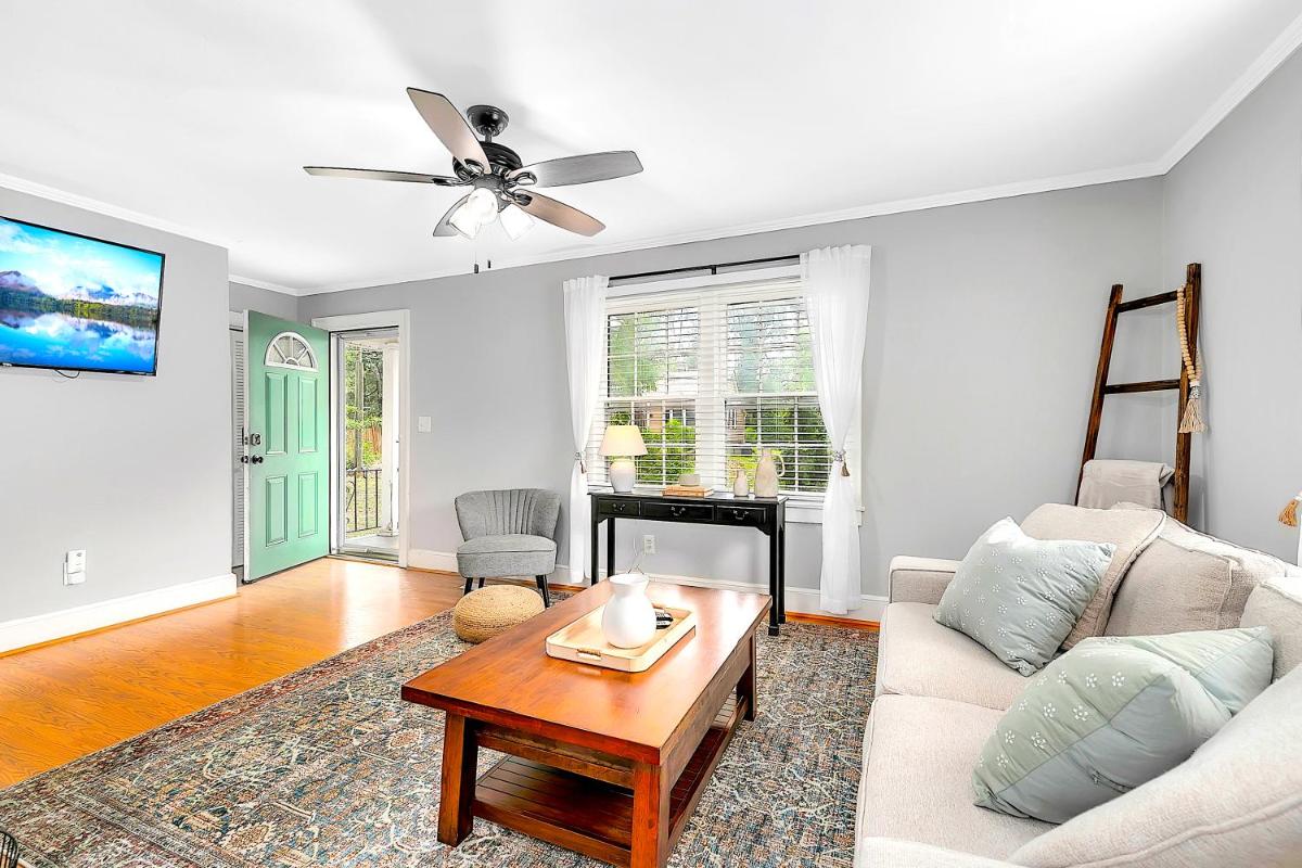 GoodKarma Rentals Amys Place Walk to Marietta Square and 1mile to Interstate! - Housity