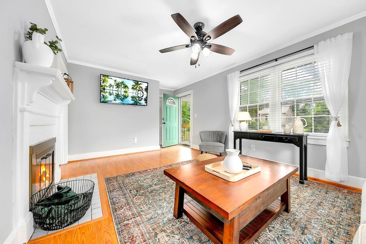 GoodKarma Rentals Amys Place Walk to Marietta Square and 1mile to Interstate! - Housity