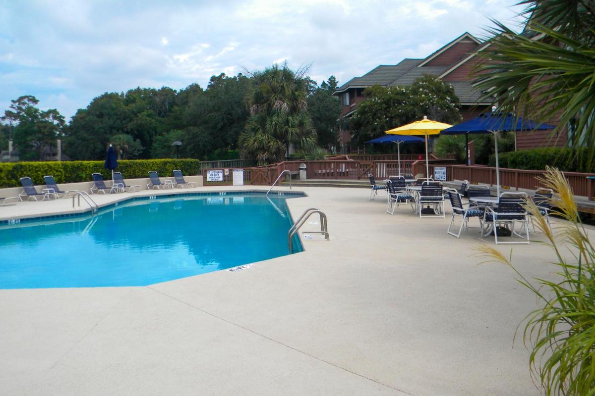 Bright Family  with Pool Walk to Private - Housity
