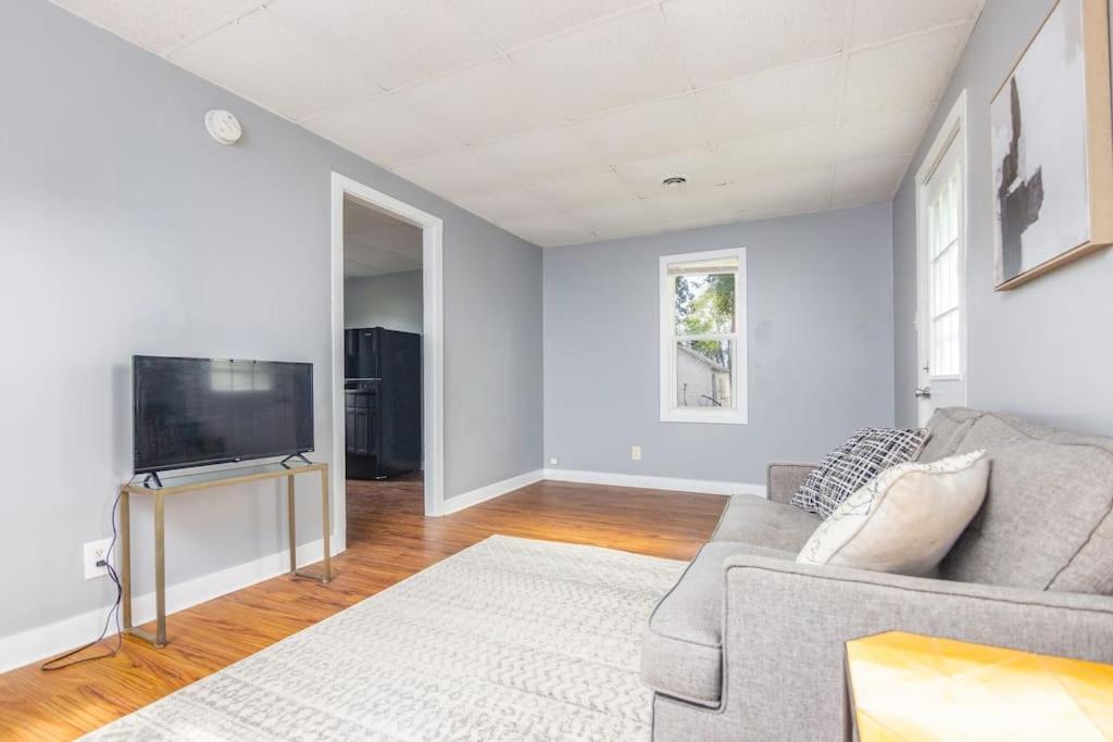 Cozy 1BR Home W Free Parking in Valley Junction - Housity