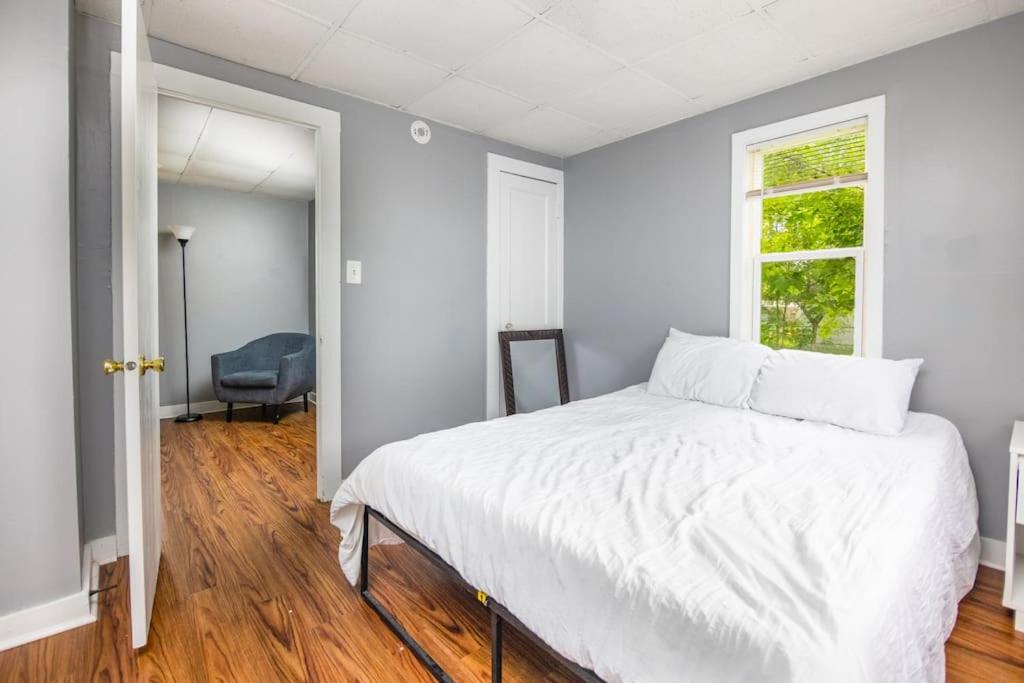 Cozy 1BR Home W Free Parking in Valley Junction - Housity