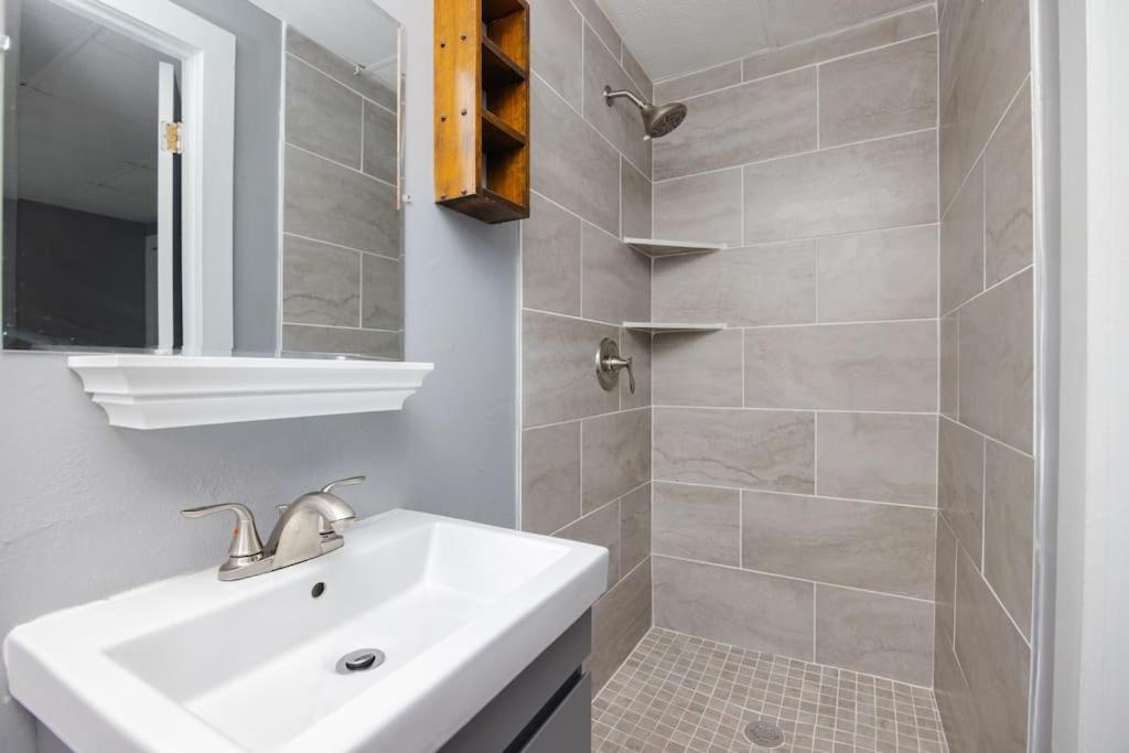 Cozy 1BR Home W Free Parking in Valley Junction - Housity