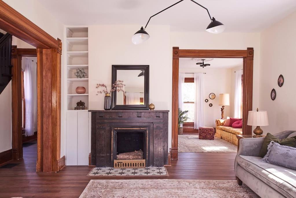 Charming Spacious Victorian Home Close to Downtown - Housity