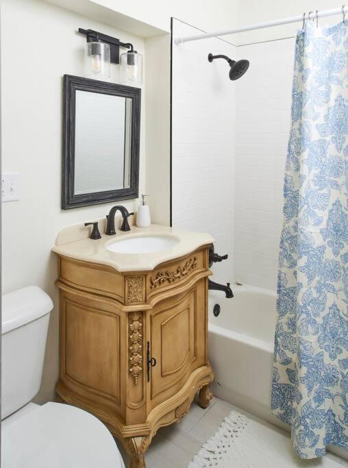 Charming Spacious Victorian Home Close to Downtown - Housity