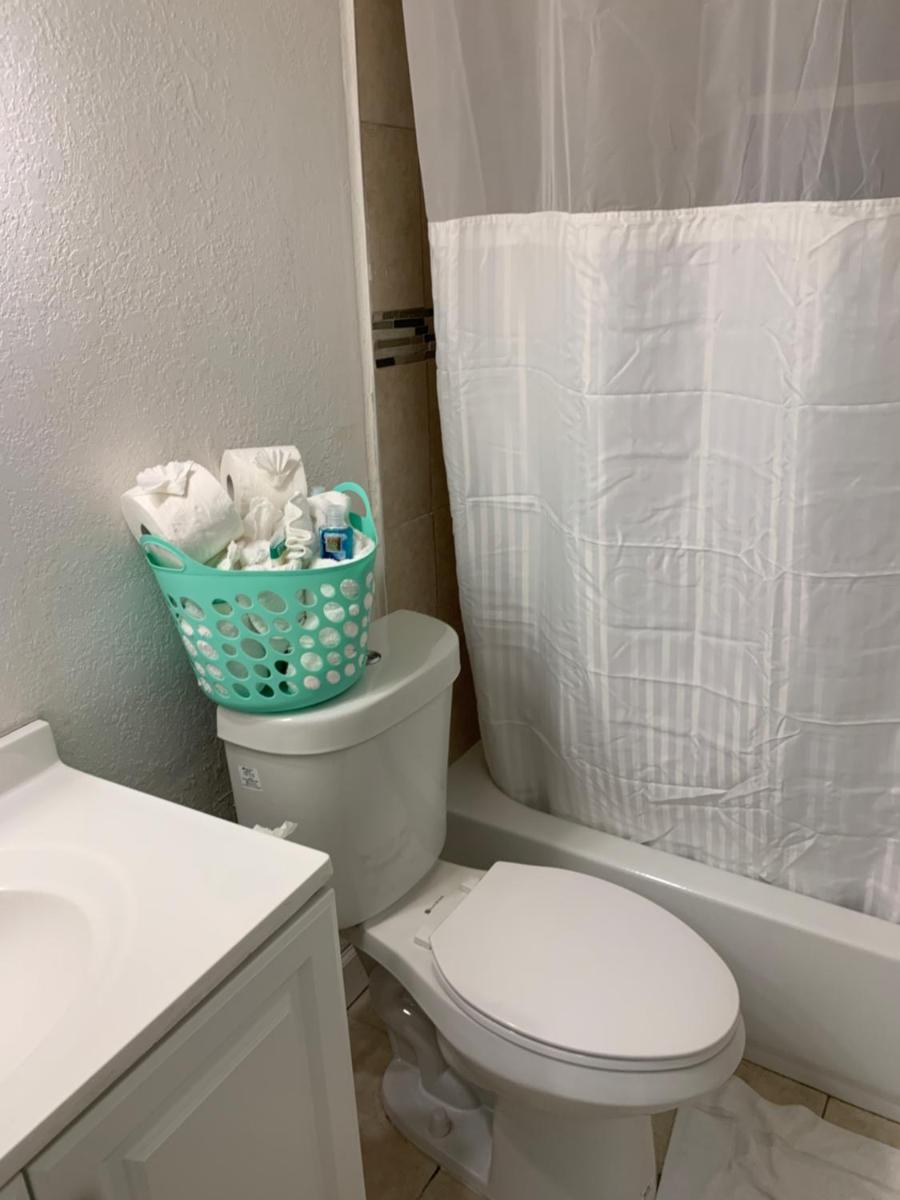 Lovely 2-bedroom 1-bath rental in Oakland Park FL - Housity