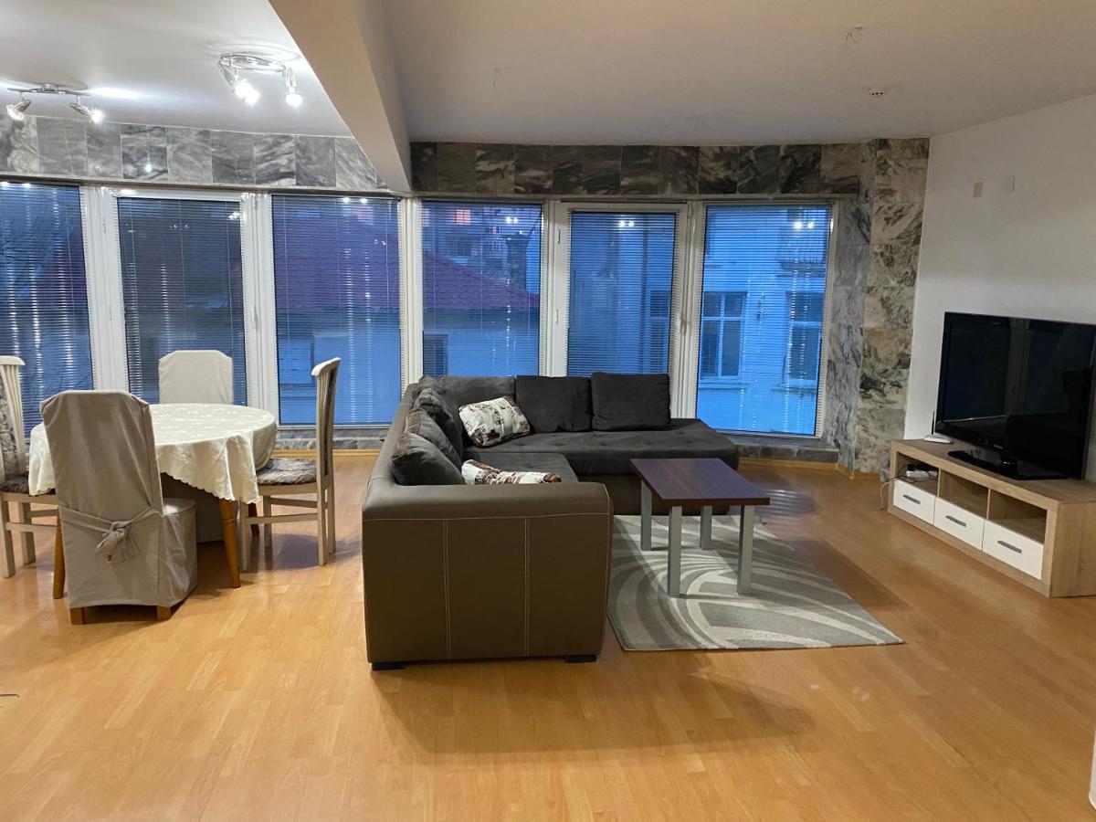 Spacious apartment on Main Street (City Center) - Hizvo