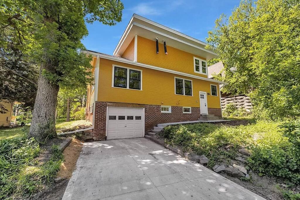 Stylish 3 Bedroom & 3 Bath Home-Centraly Located - Housity