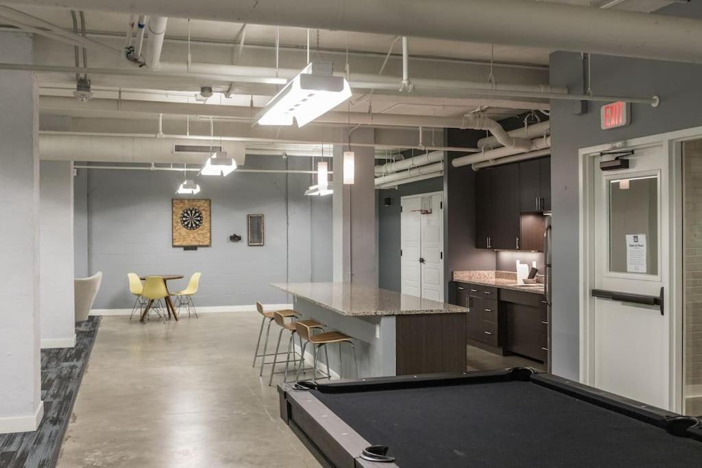 Modern Studio Downtown with Hotel Amenities - Housity