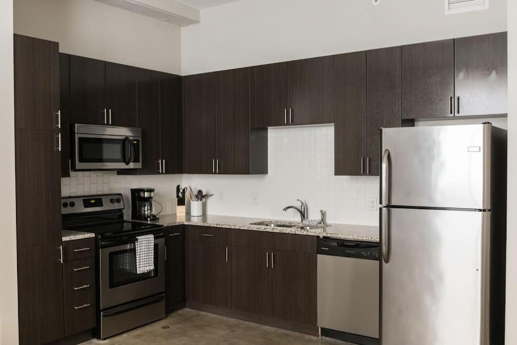 Modern Studio Downtown with Hotel Amenities - Housity