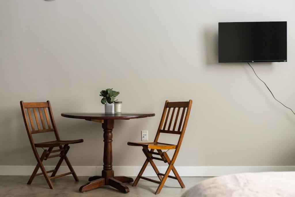 Modern Studio Downtown with Hotel Amenities - Housity