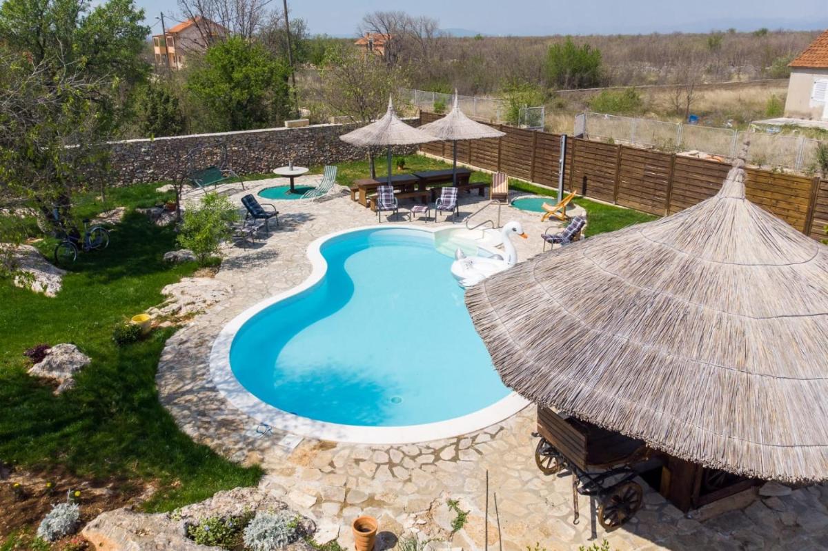 Family friendly house with a swimming pool Bogatic, Krka - 17168 - Housity