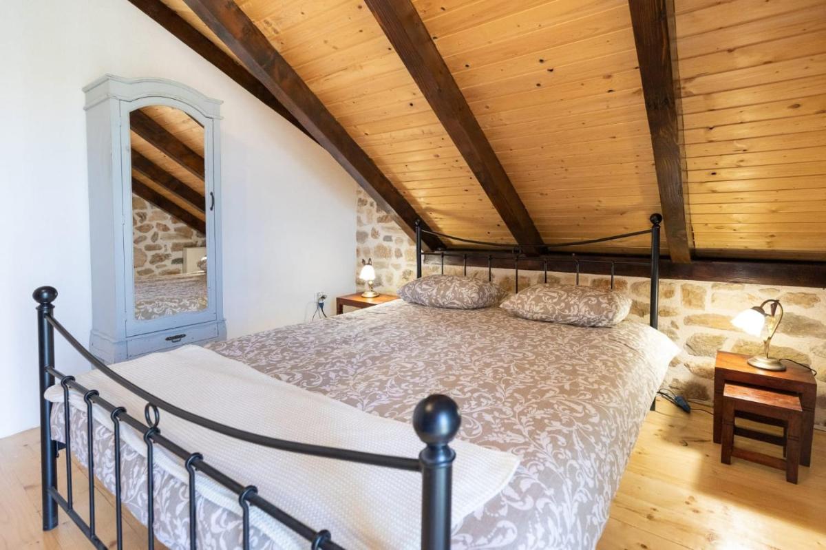 Family friendly house with a swimming pool Bogatic, Krka - 17168 - Housity