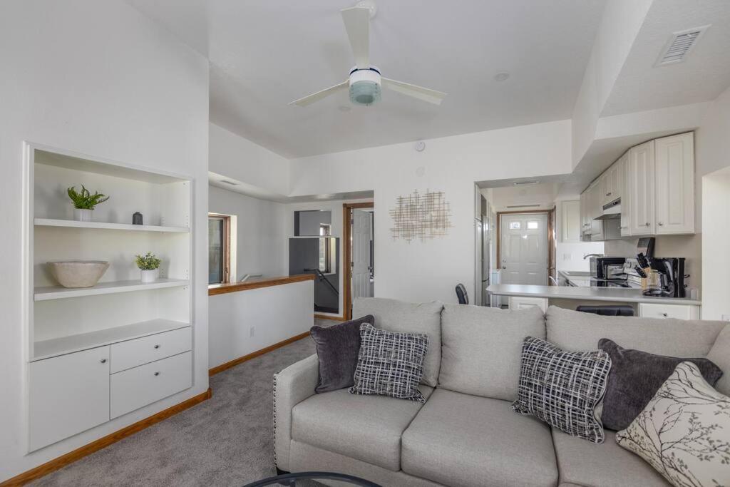 Spacious Loft with Jacuzzi & Free Parking - Housity