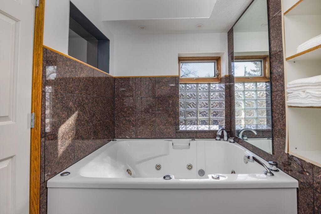 Spacious Loft with Jacuzzi & Free Parking - Housity