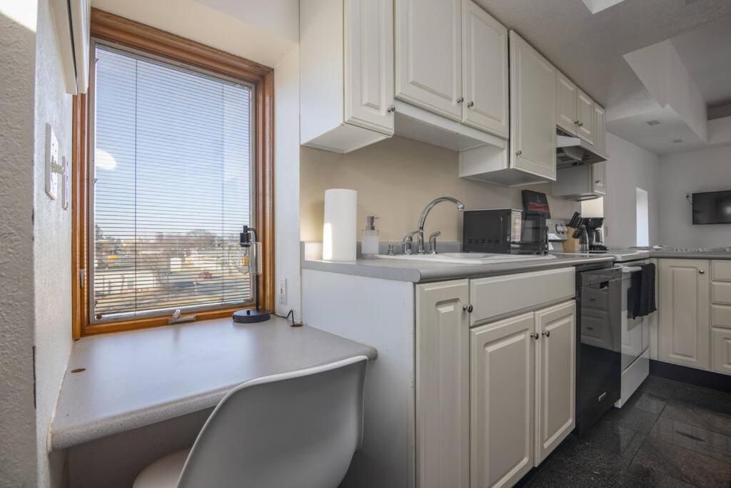 Spacious Loft with Jacuzzi & Free Parking - Housity