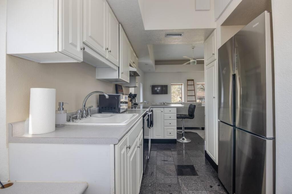 Spacious Loft with Jacuzzi & Free Parking - Housity