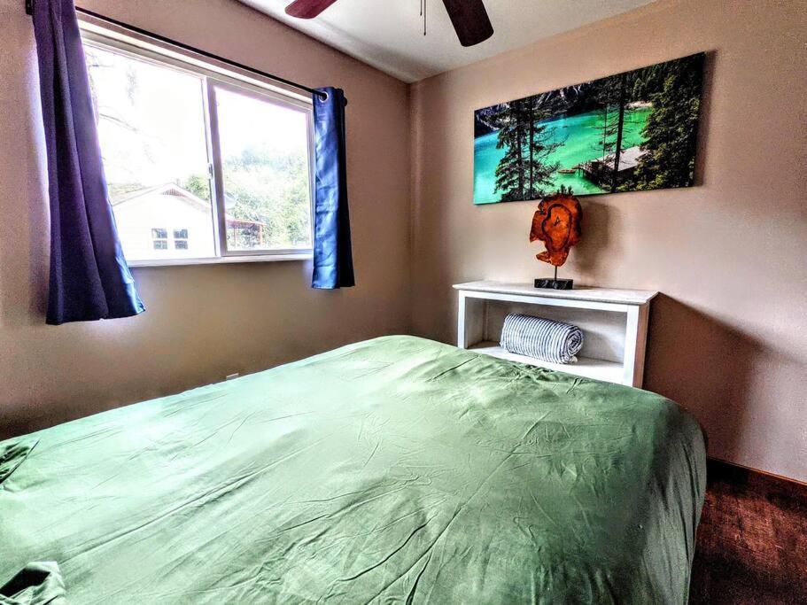 The Luminous Lodge-Remodeled Cabin W/ Valley Views - Housity