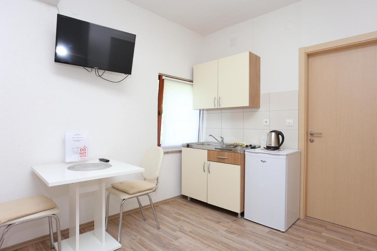 Apartments and rooms with parking space Donje Taboriste, Plitvice - 17486 - Housity