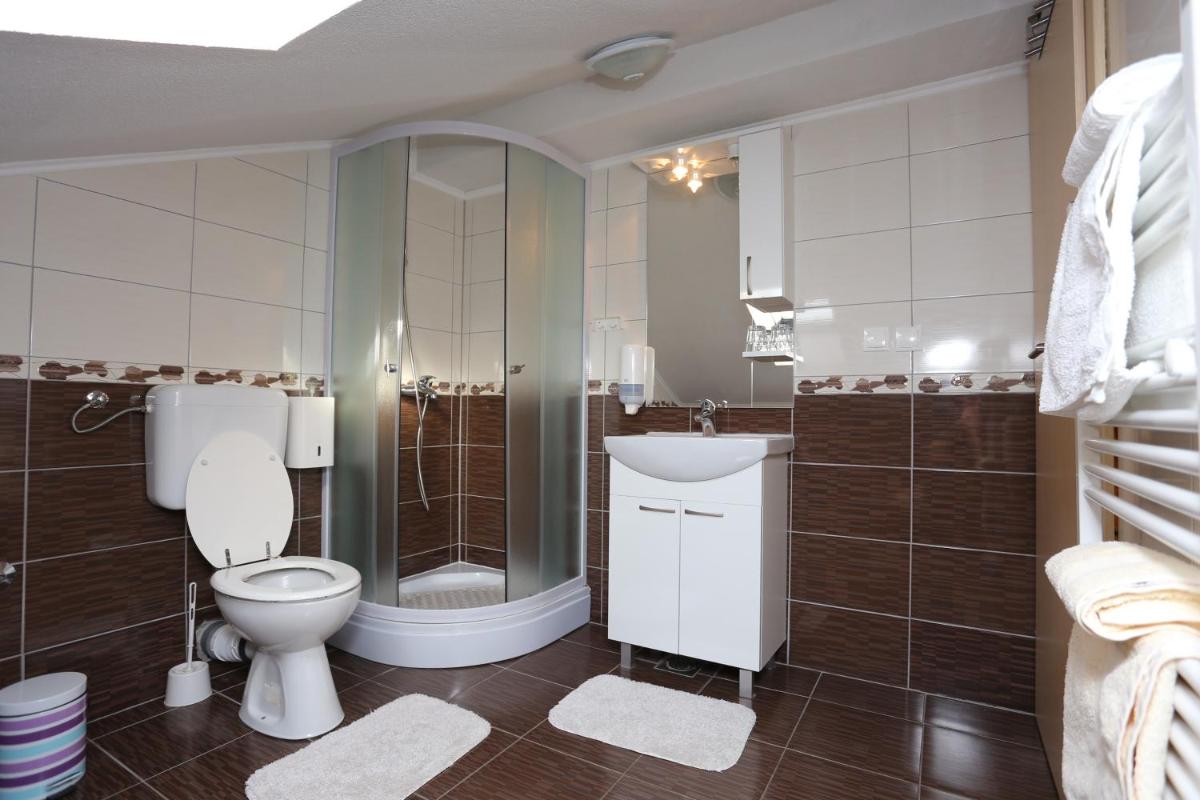 Apartments and rooms with parking space Donje Taboriste, Plitvice - 17486 - Housity